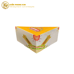Hộp giấy đựng sandwich tam giác có cửa sổ in vàng 13x13x7cm KPK Packaging