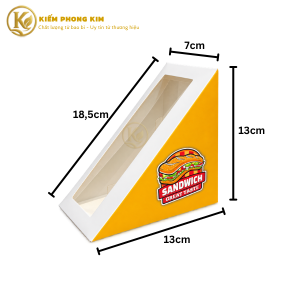 Hộp giấy đựng sandwich tam giác có cửa sổ in vàng 13x13x7cm KPK Packaging