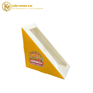 Hộp giấy đựng sandwich tam giác có cửa sổ in vàng 13x13x7cm KPK Packaging